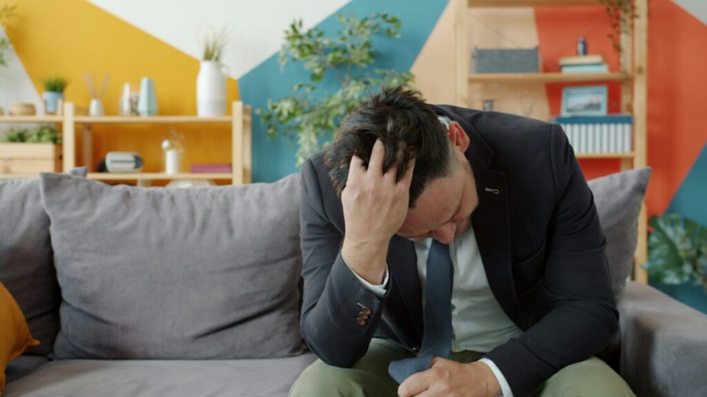 失敗した男性 男 落ち込む男性